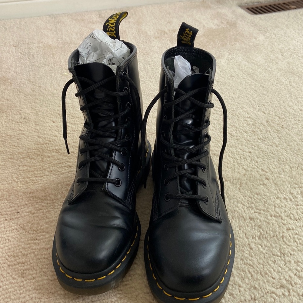 DR. MARTENS
1460 LACE UP